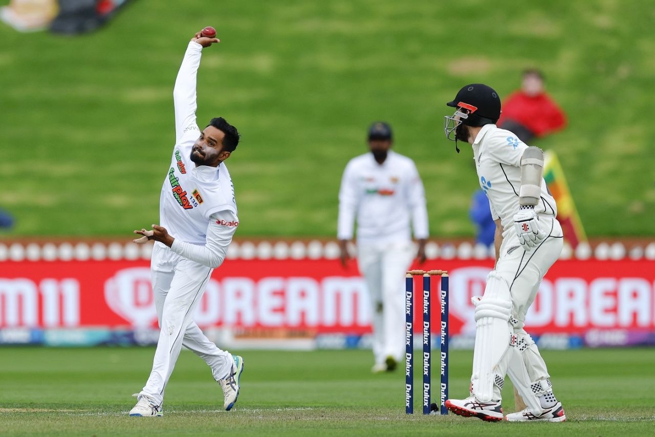 Dhananjaya de Silva bowls as Kane Williamson looks on, New Zealand vs Sri Lanka, 2nd Test, Wellington, 1st day, March 17, 2023