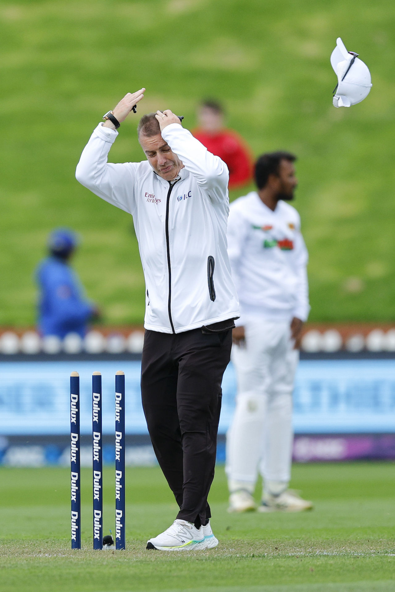 Chris Gaffaney loses his cap on a windy day, New Zealand vs Sri Lanka, 2nd Test, Wellington, 1st day, March 17, 2023