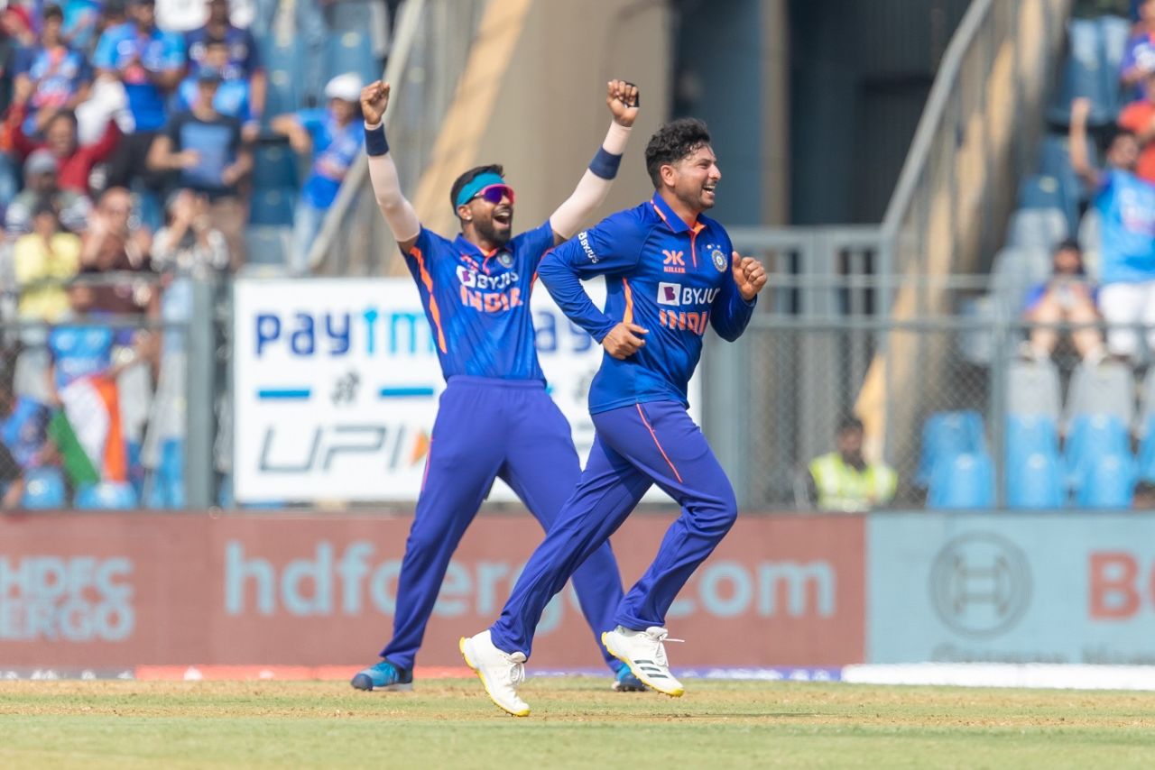 Kuldeep Yadav and Hardik Pandya celebrate a wicket, India vs Australia, 1st ODI, Mumbai, March 17, 2023