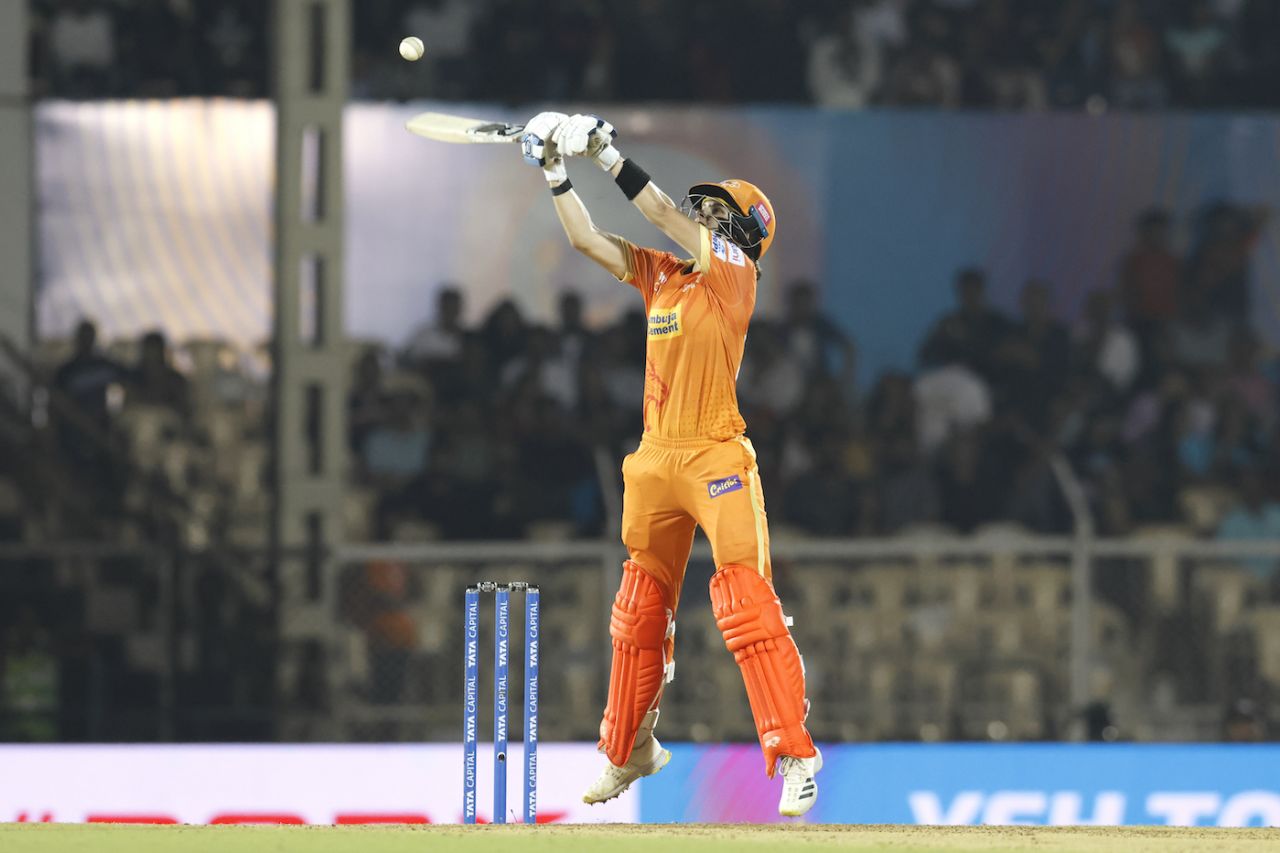 Laura Wolvaardt chases a short ball, Royal Challengers Bangalore vs Gujarat Giants, WPL 2023, Brabourne Stadium, March 18, 2023