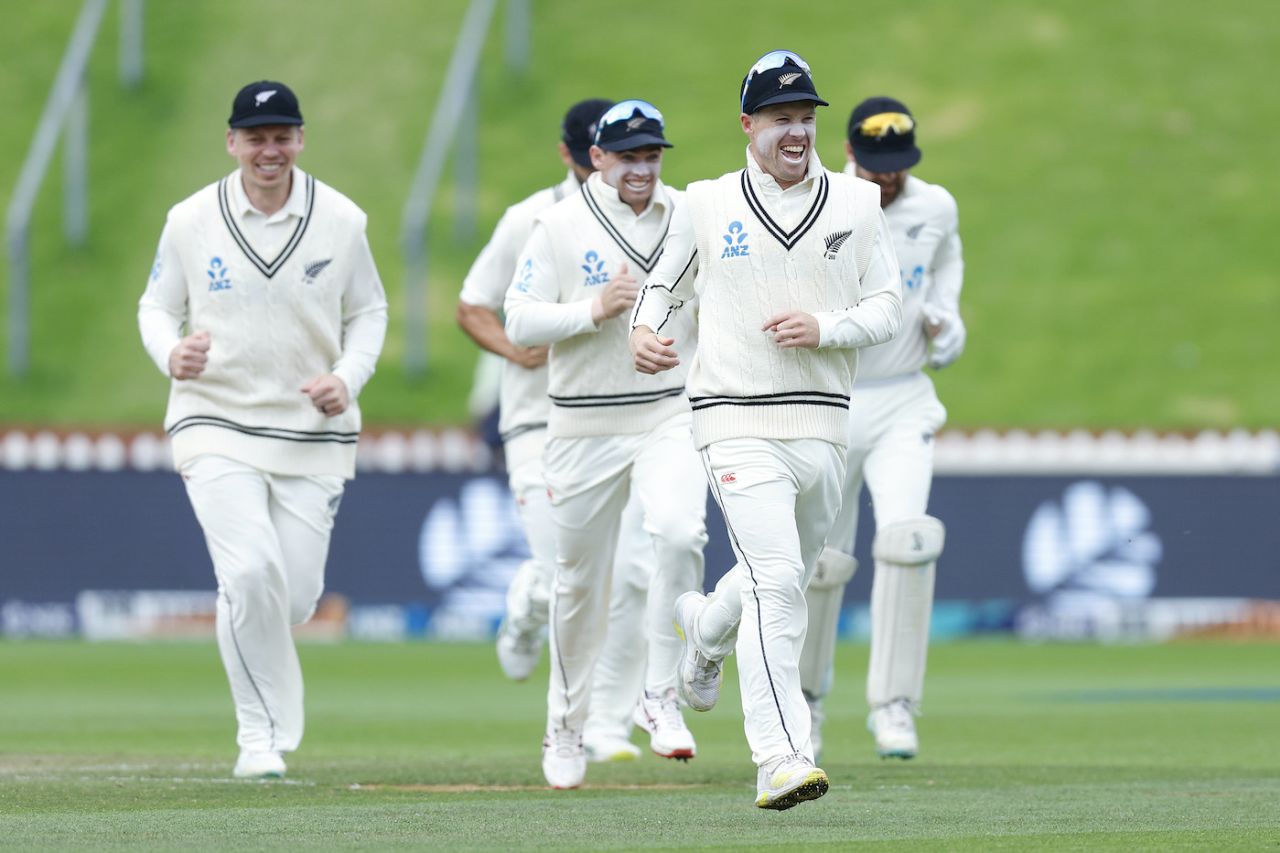 Henry Nicholls, Tom Latham and Michael Bracewell celebrate after New Zealand's first-over strike on day 4, New Zealand vs Sri Lanka, 2nd Test, 4th day, Wellington, March 20, 2023