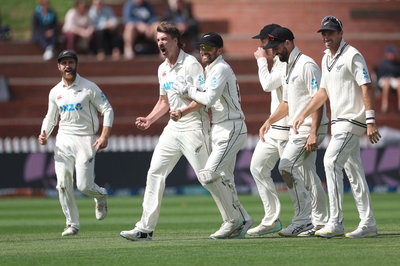 Blair Tickner celebrates with his team-mates, New Zealand vs Sri Lanka, 2nd Test, 4th day, Wellington, March 20, 2023
