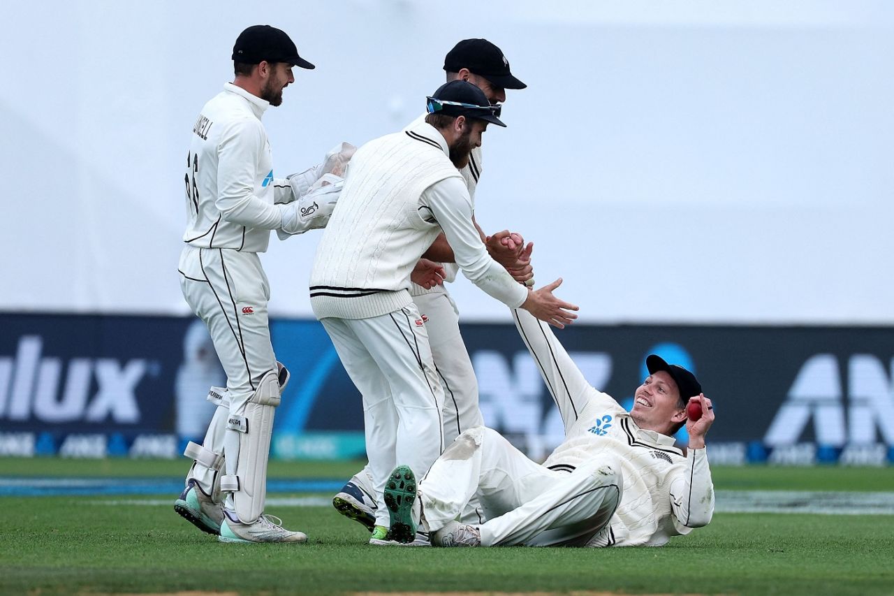 Michael Bracewell, Kane Williamson, Daryl Mitchell and Tom Blundell celebrate a wicket, New Zealand vs Sri Lanka, 2nd Test, 4th day, Wellington, March 20, 2023