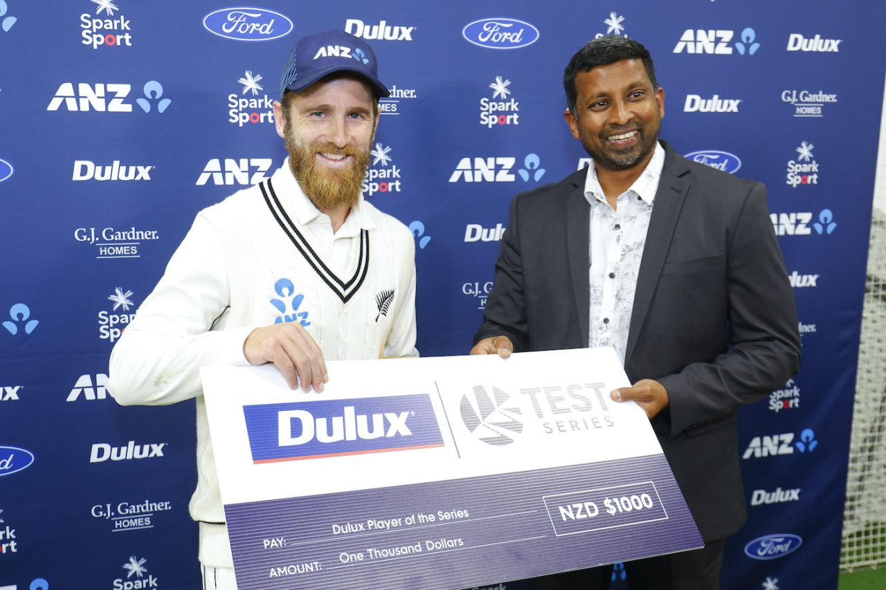 Kane Williamson receives his Player-Of-The-Series cheque from Russel Arnold, New Zealand vs Sri Lanka, 2nd Test, 4th day, Wellington, March 20, 2023