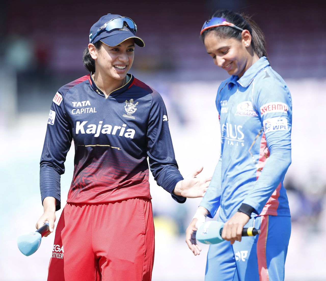 Smriti Mandhana and Harmanpreet Kaur have a chat at the toss, Mumbai Indians vs Royal Challengers Bangalore, WPL 2023, Mumbai, March 21, 2023