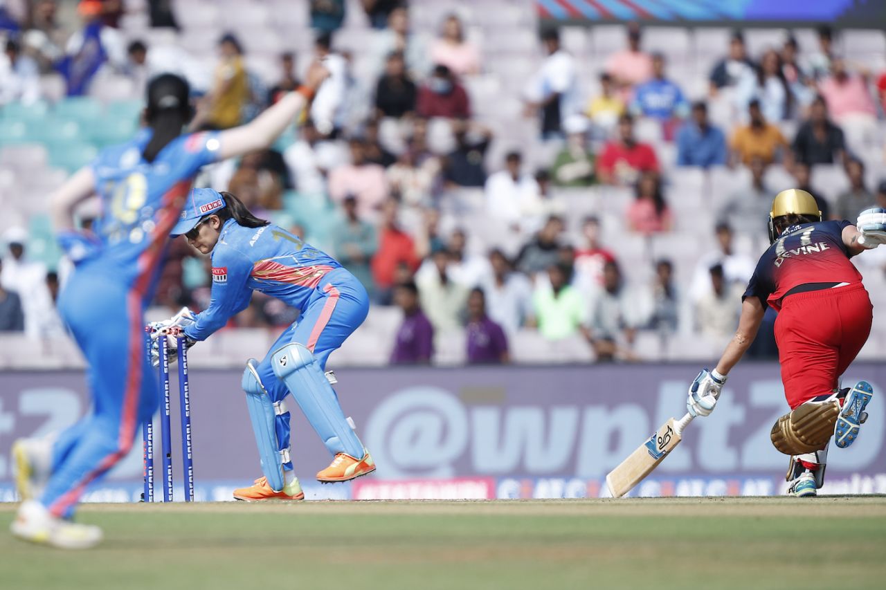 Sophie Devine was run out after a spot of miscommunication with Smriti Mandhana, Mumbai Indians vs Royal Challengers Bangalore, WPL 2023, Mumbai, March 21, 2023