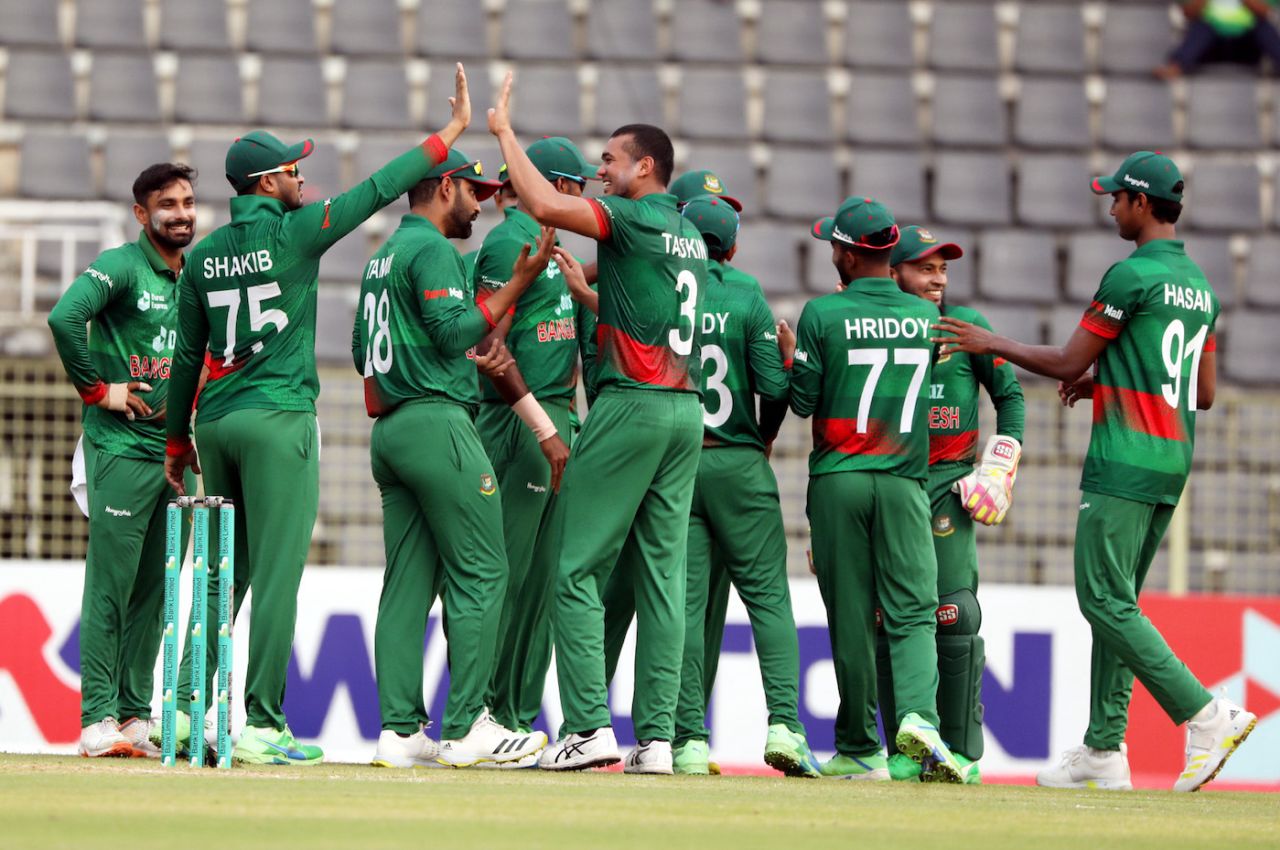 Taskin Ahmed celebrates a wicket with his team-mates, Bangladesh vs Ireland, 3rd ODI, Sylhet, March 23, 2023