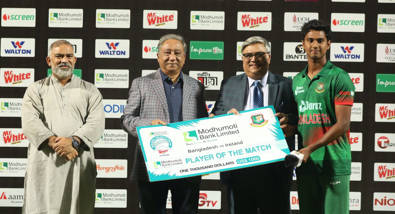 Hasan Mahmud receives his player-of-the-match award, Bangladesh vs Ireland, 3rd ODI, Sylhet, March 23, 2023