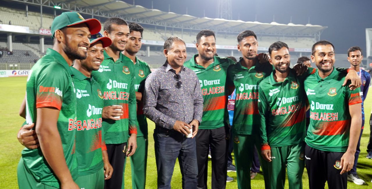 Habibul Bashar poses with Bangladesh's players, Bangladesh vs Ireland, 3rd ODI, Sylhet, March 23, 2023