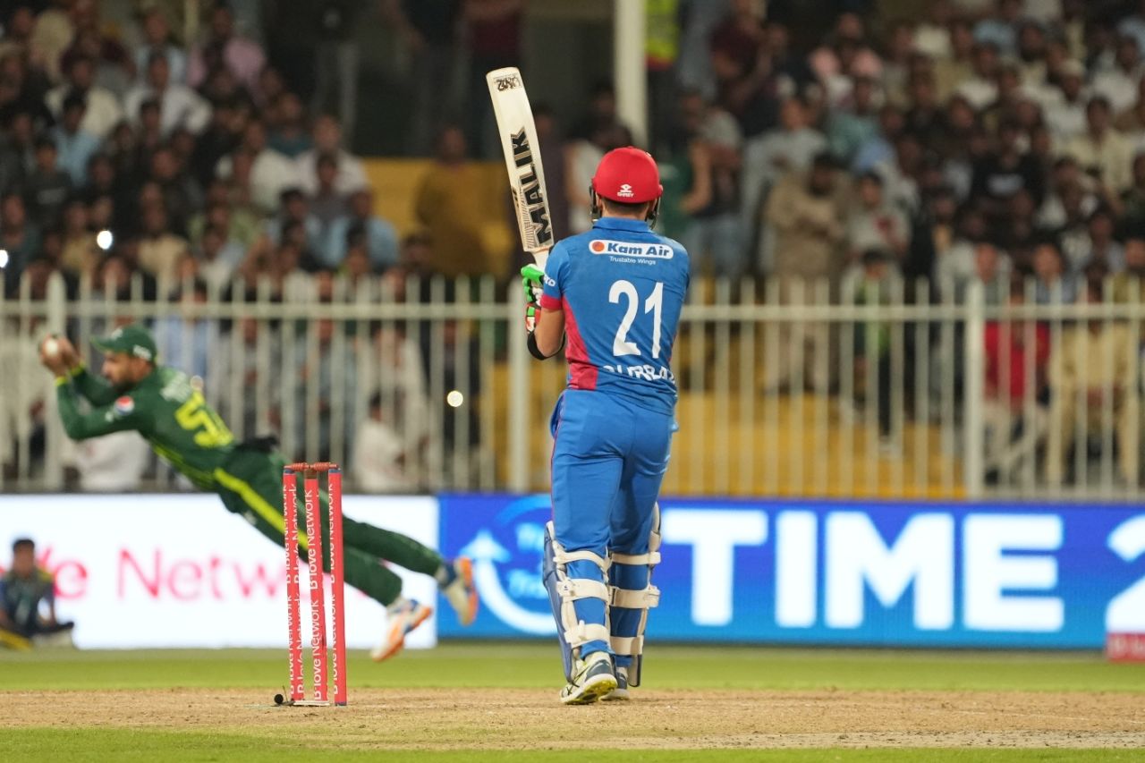 Abdullah Shafique takes an excellent catch to dismiss Rahmanullah Gurbaz, Afghanistan vs Pakistan, 1st T20I, Sharjah, March 24, 2023