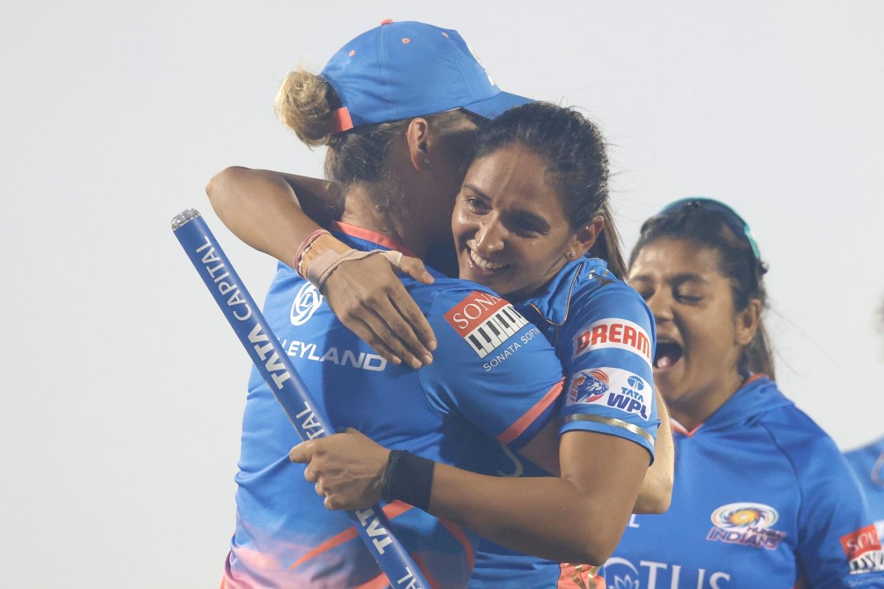 Harmanpreet Kaur hugs Charlotte Edwards after the win, Delhi Capitals vs Mumbai Indians, final, Brabourne, Women's Premier League, March 26, 2023