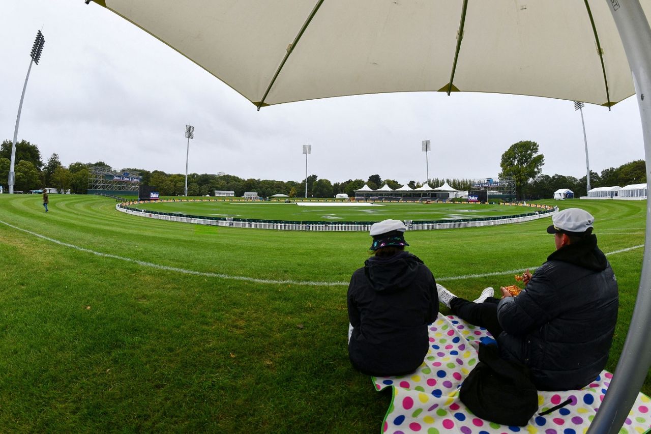 Hope in the distance: two optimists dream of some action amidst rain and puddles, New Zealand vs Sri Lanka, 2nd ODI, Christchurch, March 28, 2023