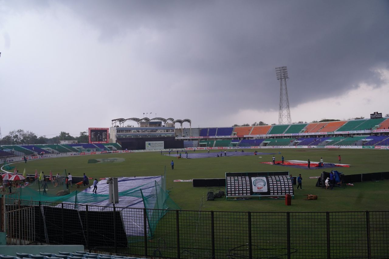 The covers on for long periods in Chattogram, Bangladesh vs Ireland, 2nd T20I, Chattogram, March 29, 2023