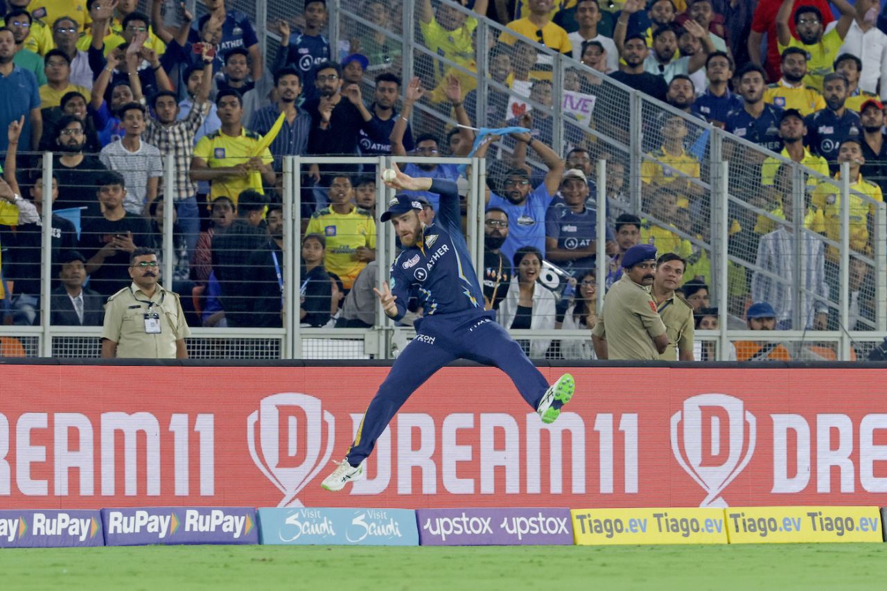 Kane Williamson injured his knee while saving a six, Gujarat Titans vs Chennai Super Kings, IPL 2023, Ahmedabad, March 31, 2023