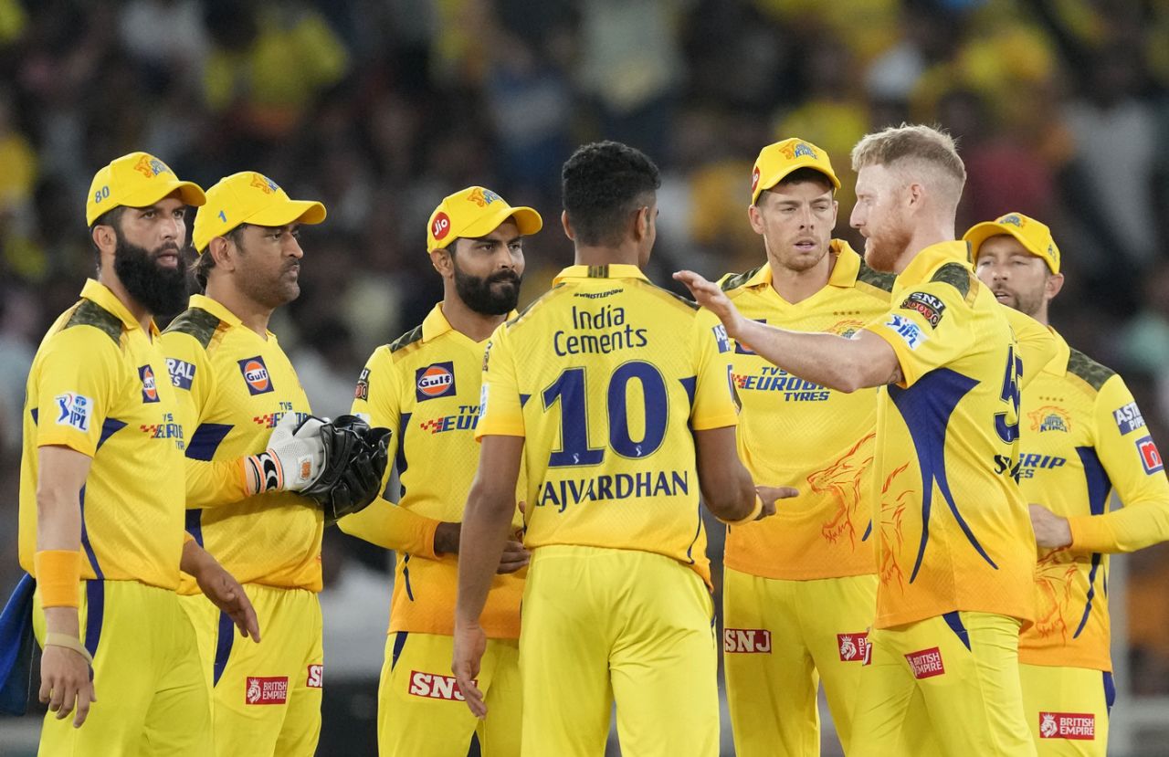 The Chennai Super Kings players have a chat during a tough period in the field, Gujarat Titans vs Chennai Super Kings, IPL 2023, Ahmedabad, March 31, 2023
