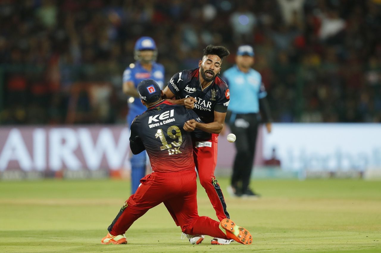 Mohammed Siraj and Dinesh Karthik were involved in a nasty collision while going for a catch, Royal Challengers Bangalore vs Mumbai Indians, IPL 2023, Bengaluru, April 2, 2023