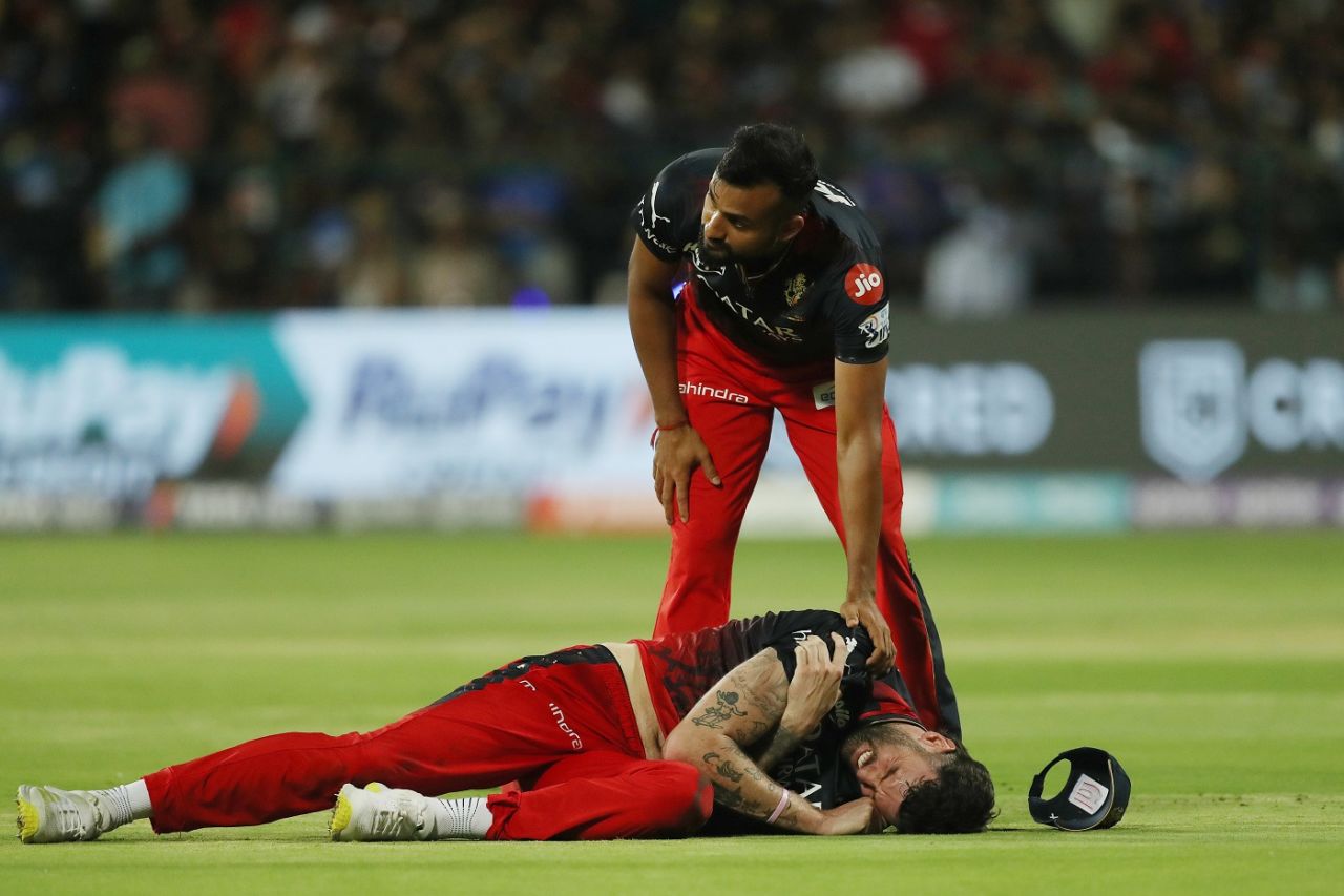 Reece Topley dislocated his right shoulder after diving awkwardly, Royal Challengers Bangalore vs Mumbai Indians, IPL 2023, Bengaluru, April 2, 2023