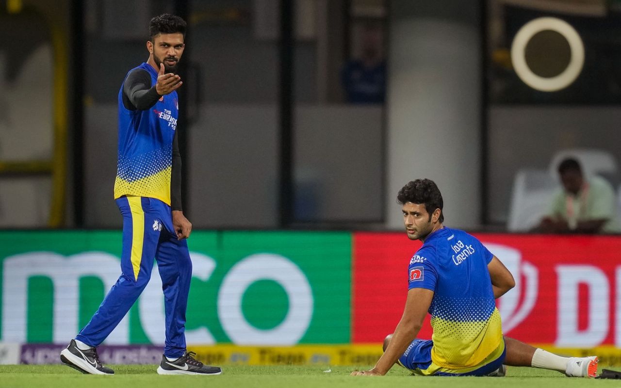 Ruturaj Gaikwad and Shivam Dube warm up at Chepauk, Chennai, April 2, 2023