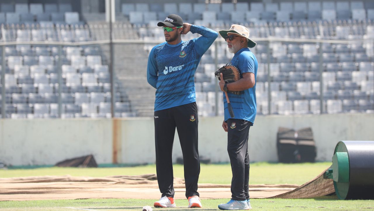 Shakib Al Hasan and Chandika Hathurusingha keep an eye on the training, Bangladesh vs Ireland, Only Test, Dhaka, April 3, 2023