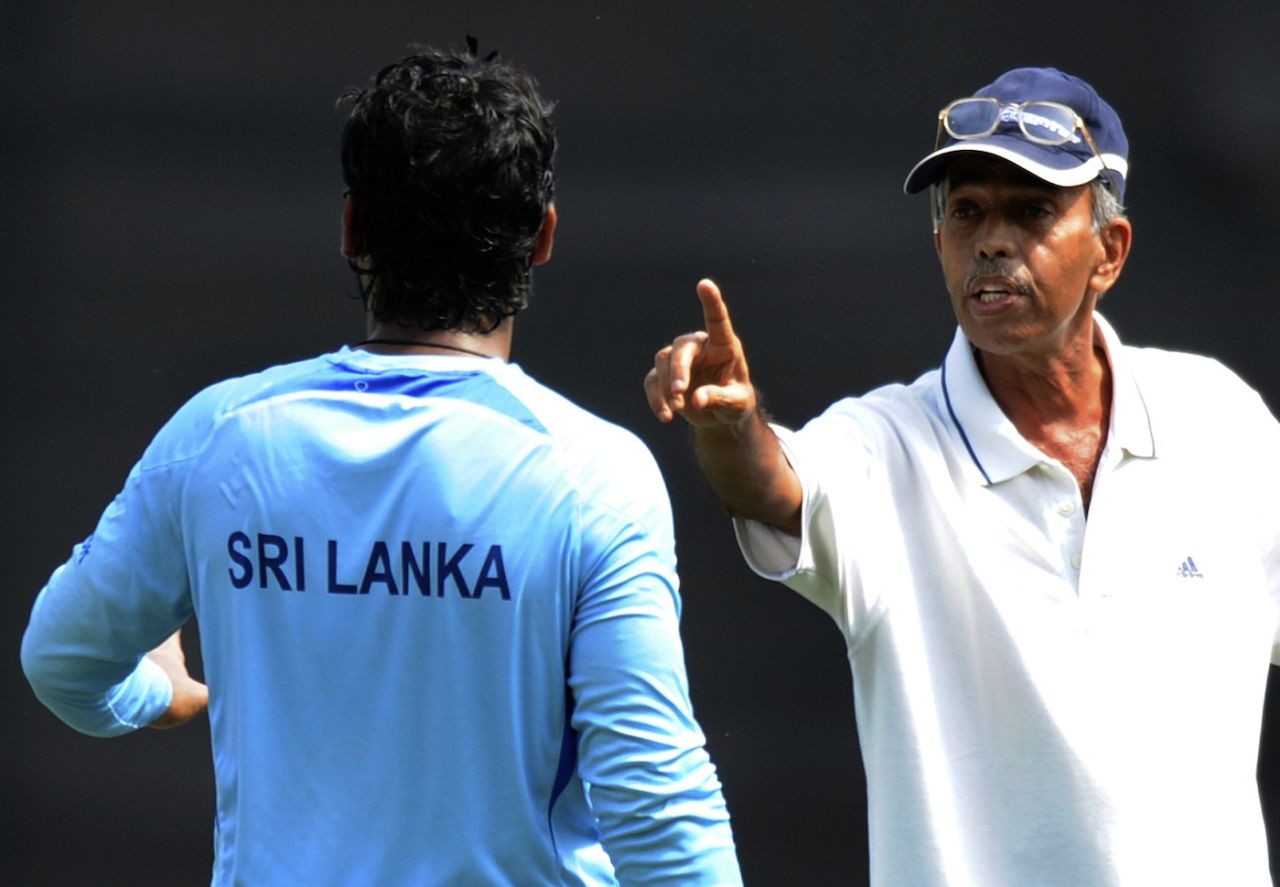 Sudhir Naik makes a point to Kumar Sangakkara, Mumbai, April 1, 2011