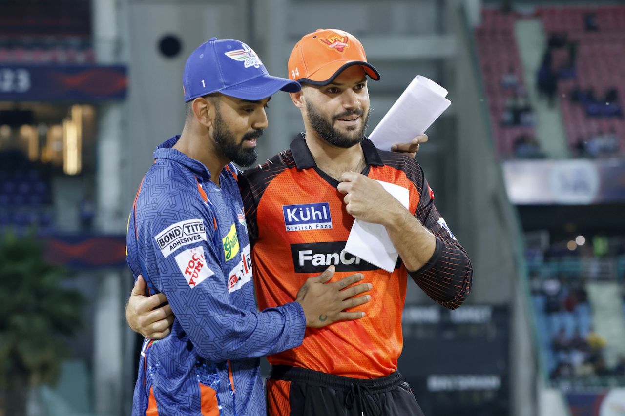 KL Rahul and Aiden Markram exchange team sheets at the toss, Lucknow Super Giants vs Sunrisers Hyderabad, IPL 2023, Lucknow, April 7, 2023