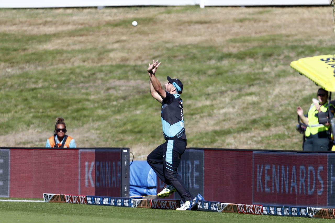 Daryl Mitchell almost pulled off an excellent boundary catch, New Zealand vs Sri Lanka, 3rd T20I, Queenstown, April 08, 2023