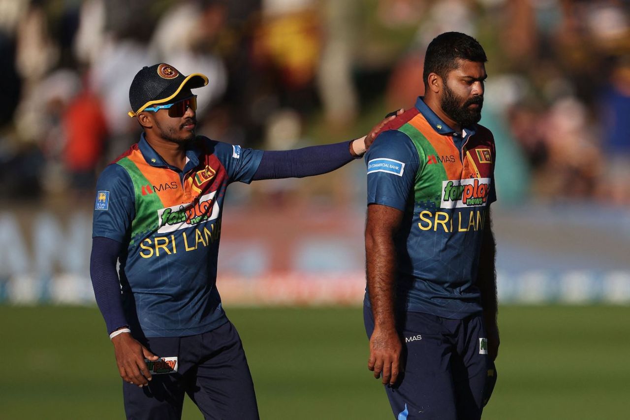 Pramod Madushan consoles Lahiru Kumara after Sri Lanka's loss, New Zealand vs Sri Lanka, 3rd T20I, Queenstown, April 08, 2023