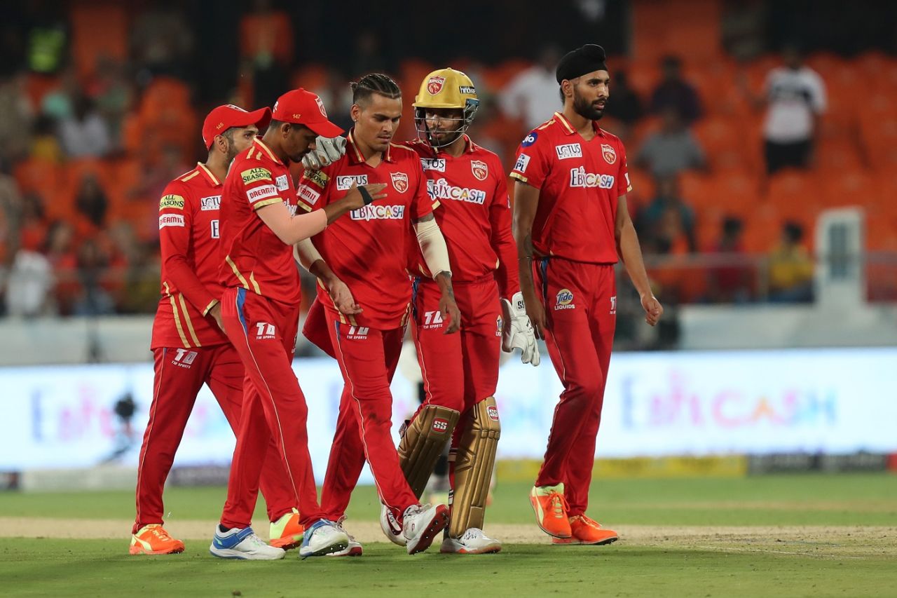 Rahul Chahar is congratulated by his team-mates after he dismissed Mayank Agarwal, Sunrisers Hyderabad vs Punjab Kings, IPL 2023, April 9, 2023