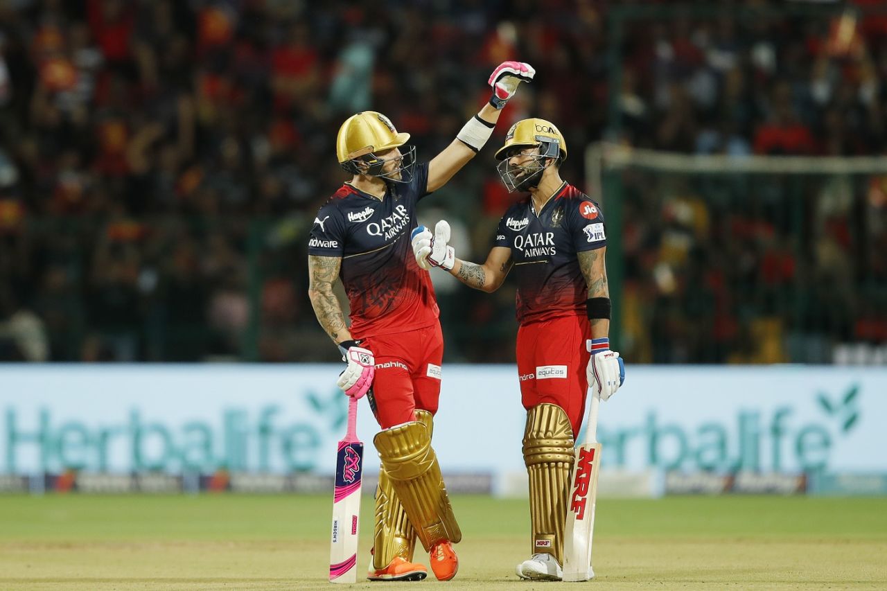 Faf du Plessis and Virat Kohli have a mid-pitch chat, Royal Challengers Bangalore vs Lucknow Super Giants, IPL 2023, Bengaluru, April 10, 2023