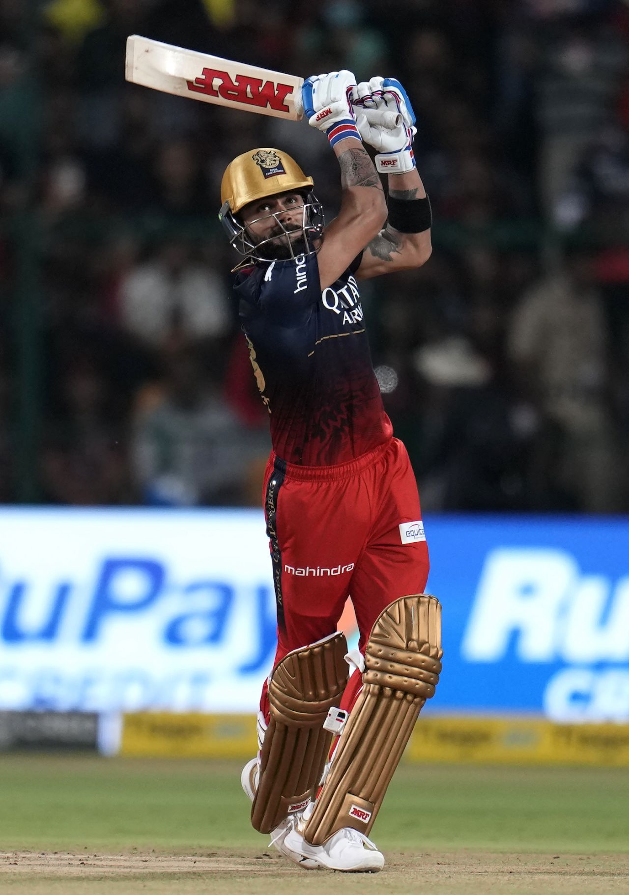 Virat Kohli attempts to go over the infield, Royal Challengers Bangalore vs Lucknow Super Giants, IPL 2023, Bengaluru, April 10, 2023