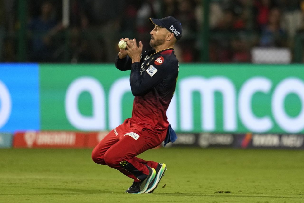 Faf du Plessis just managed to hold on to a chance, Royal Challengers Bangalore vs Lucknow Super Giants, IPL 2023, Bengaluru, April 10, 2023