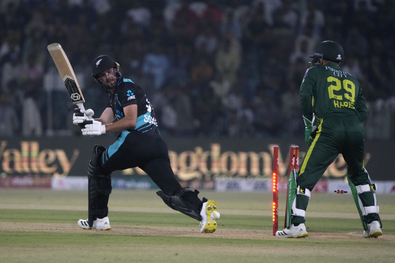 Chad Bowes was bowled by Imad Wasim, Pakistan vs New Zealand, 2nd T20I, Lahore, April 15, 2023