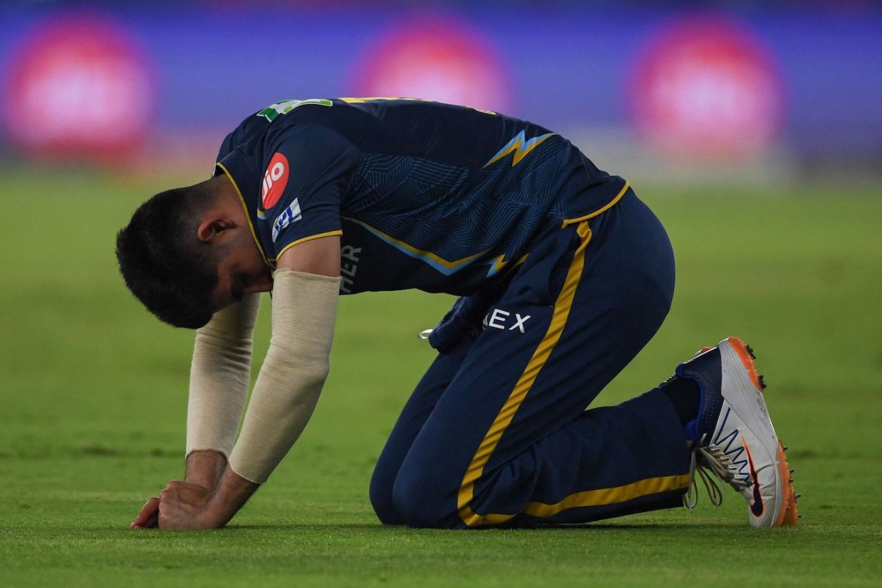 Shubman Gill hurt his finger while failing to take a catch, Gujarat Titans vs Rajasthan Royals, IPL 2023, Ahmedabad, April 16, 2023