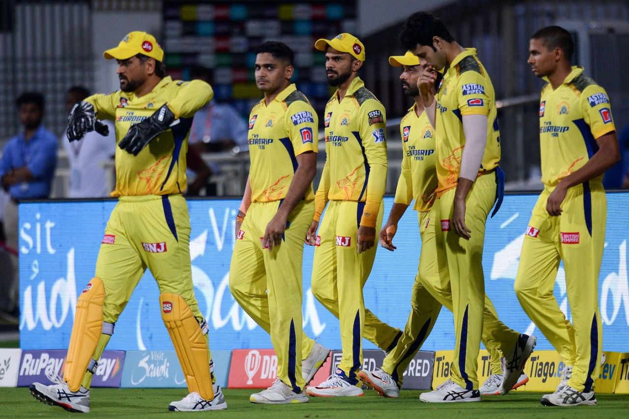 MS Dhoni leads his team out to the middle, Chennai Super Kings vs Sunrisers Hyderabad, IPL 2023, Chennai, April 21, 2023