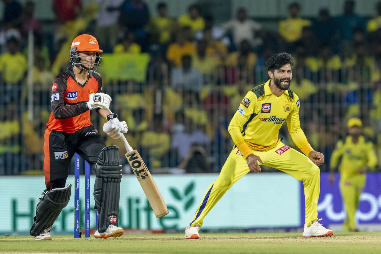 Ravindra Jadeja is in the action, Chennai Super Kings vs Sunrisers Hyderabad, IPL 2023, Chennai, April 21, 2023