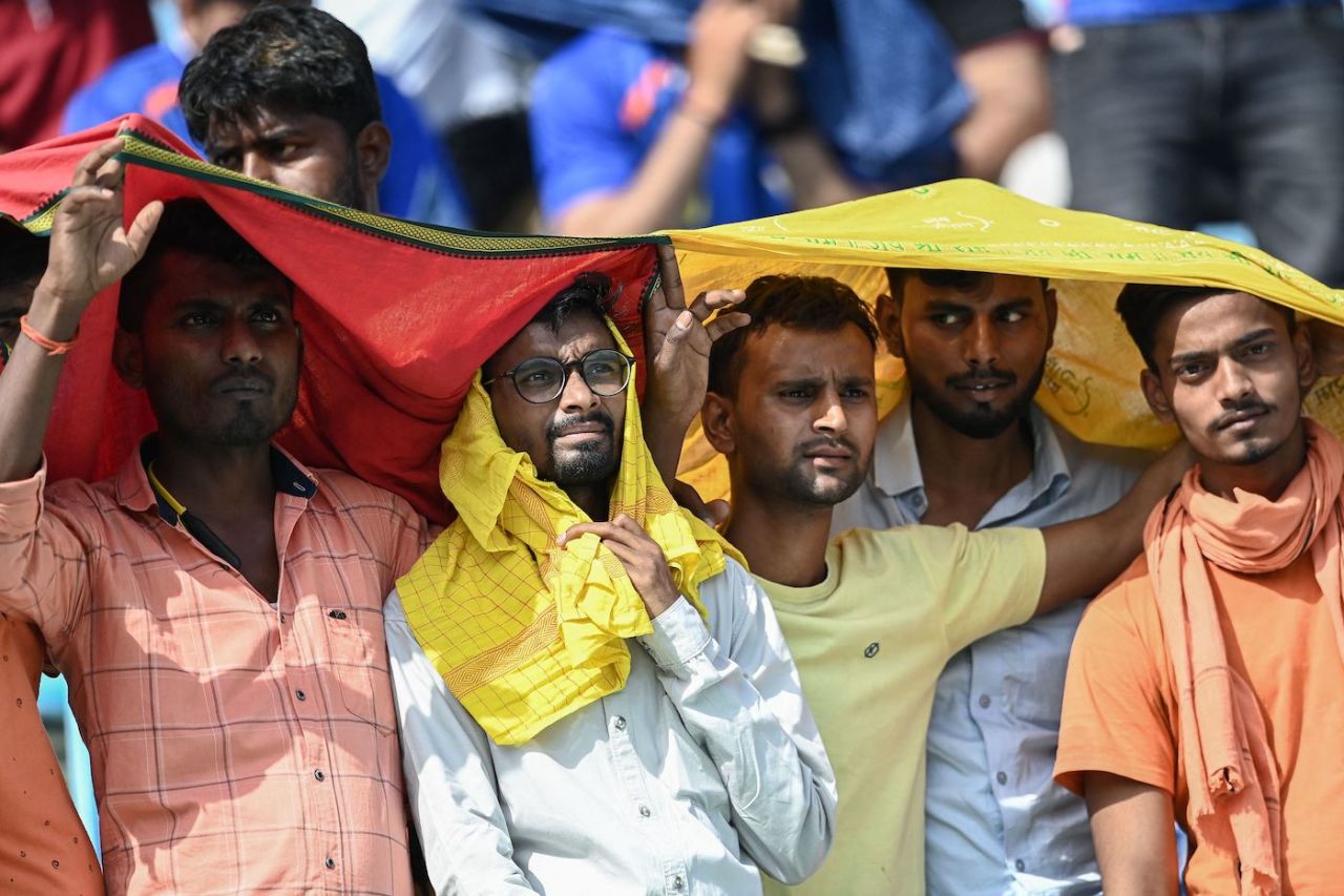 Fans look to find shelter in the heat in Lucknow, Lucknow Super Giants vs Gujarat Titans, IPL 2023, Lucknow, April 22, 2023