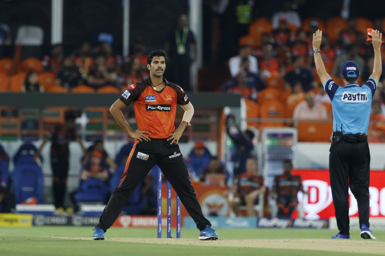 Washington Sundar reacts after being hit for a six by David Warner, Sunrisers Hyderabad vs Delhi Capitals, IPL 2023, Hyderabad, April 24, 2023