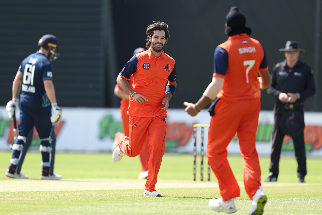 Shane Snater celebrates an early breakthrough, Netherlands vs England, 1st ODI, Amstelveen, June 17, 2022
