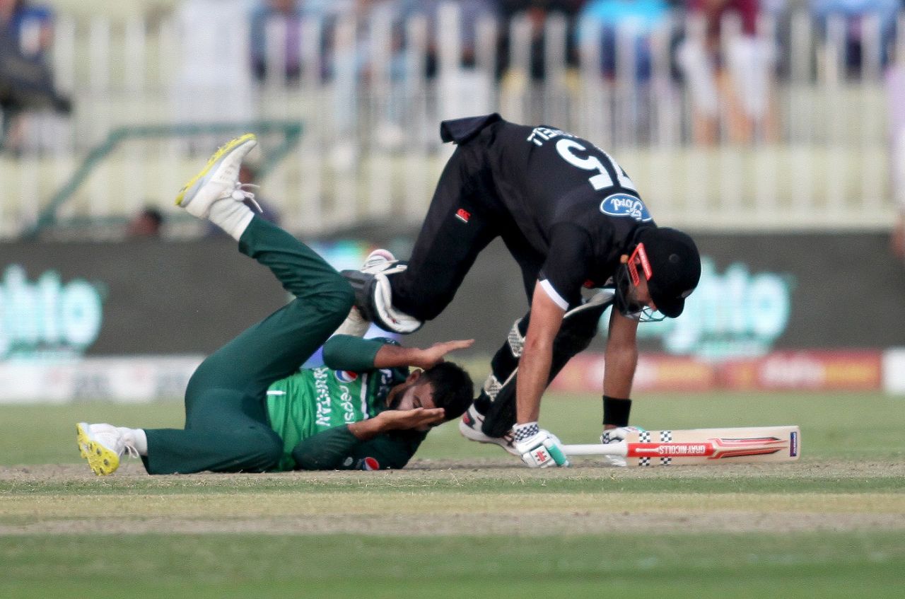 Daryl Mitchell and Usama Mir collide, Pakistan vs New Zealand, 2nd ODI, Rawalpindi, April 29 2023