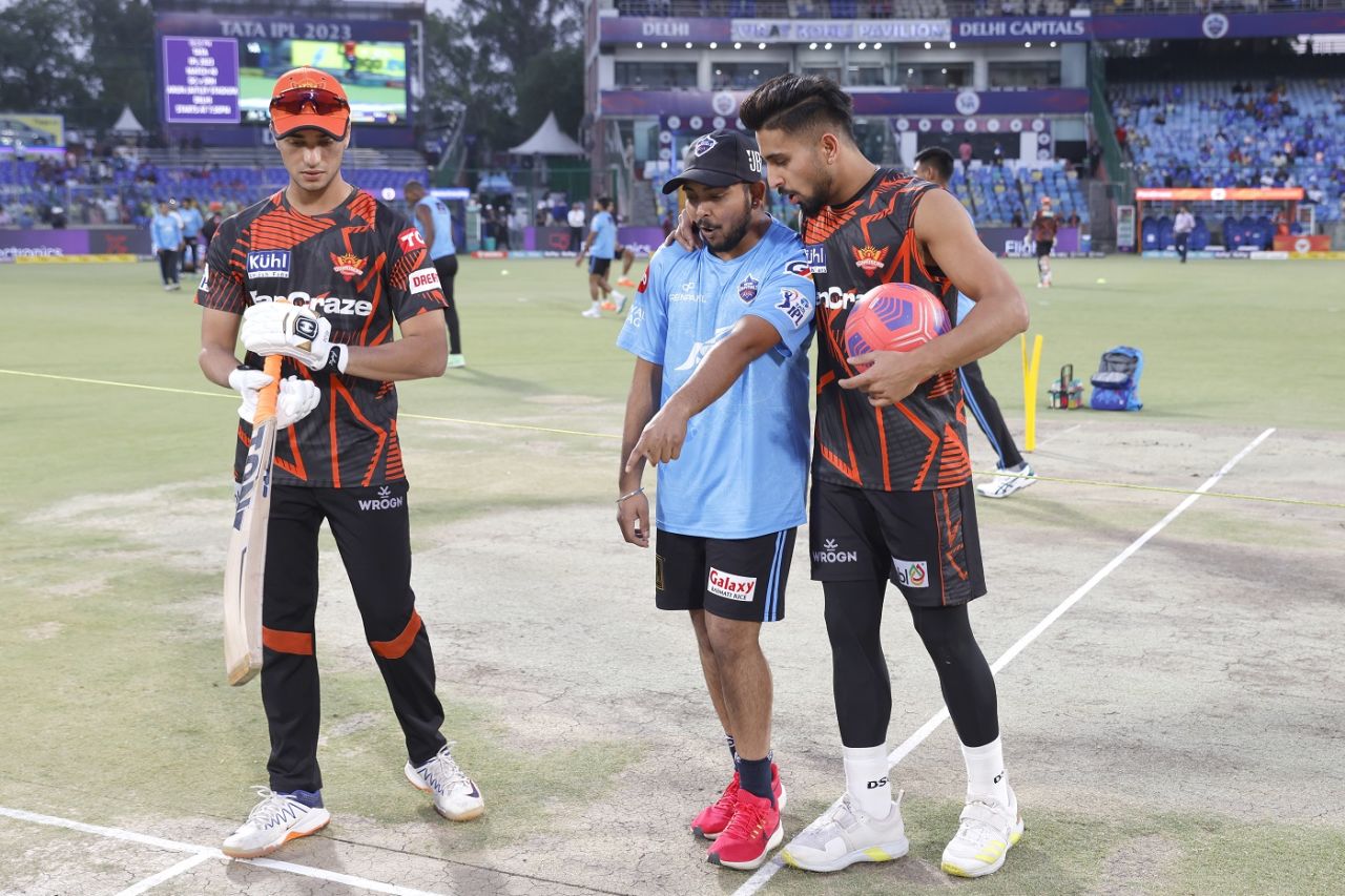 Abhishek Sharma, Prithvi Shaw and Umran Malik have a chat about the pitch, Delhi Capitals vs Sunisers Hyderabad, IPL, Delhi, April 29, 2023