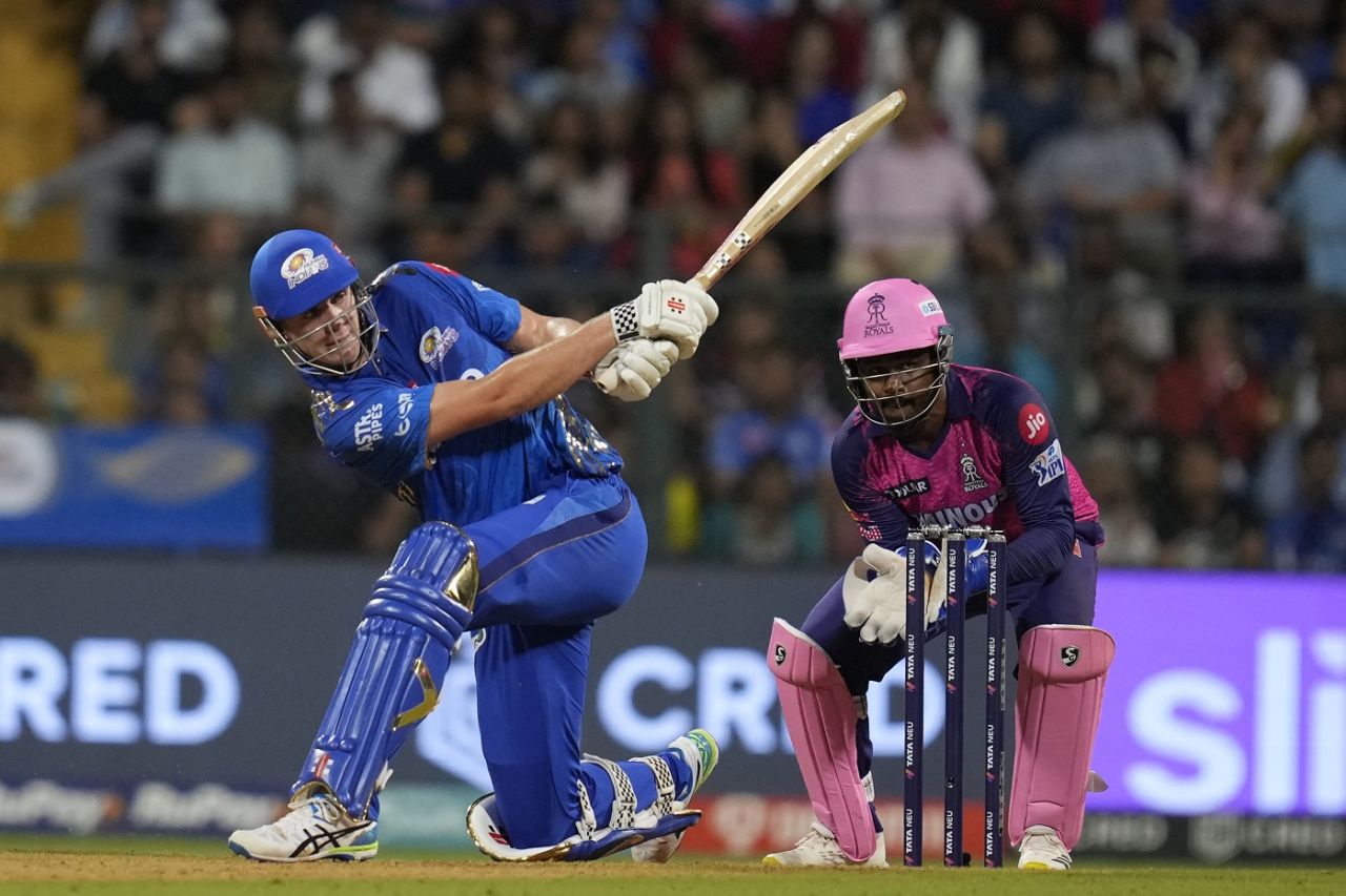 Cameron Green slogs the ball away, Mumbai Indians vs Rajasthan Royals, IPL 2023, Mumbai, April 30, 2023