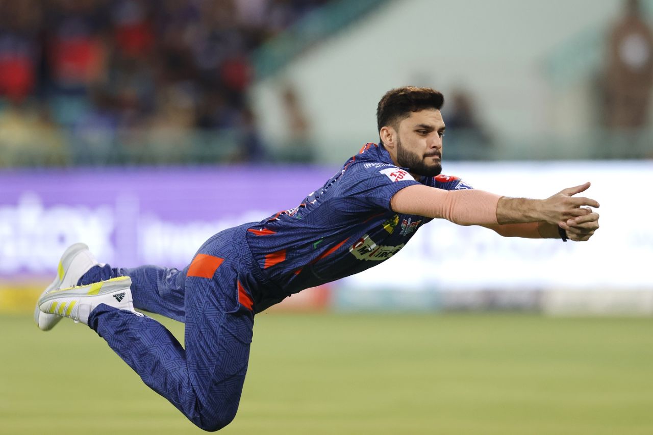 Naveen Ul Haq fails to hold on to a tough chance, Lucknow Super Giants v Royal Challengers Bangalore, IPL 2023, Lucknow, May 1, 2023