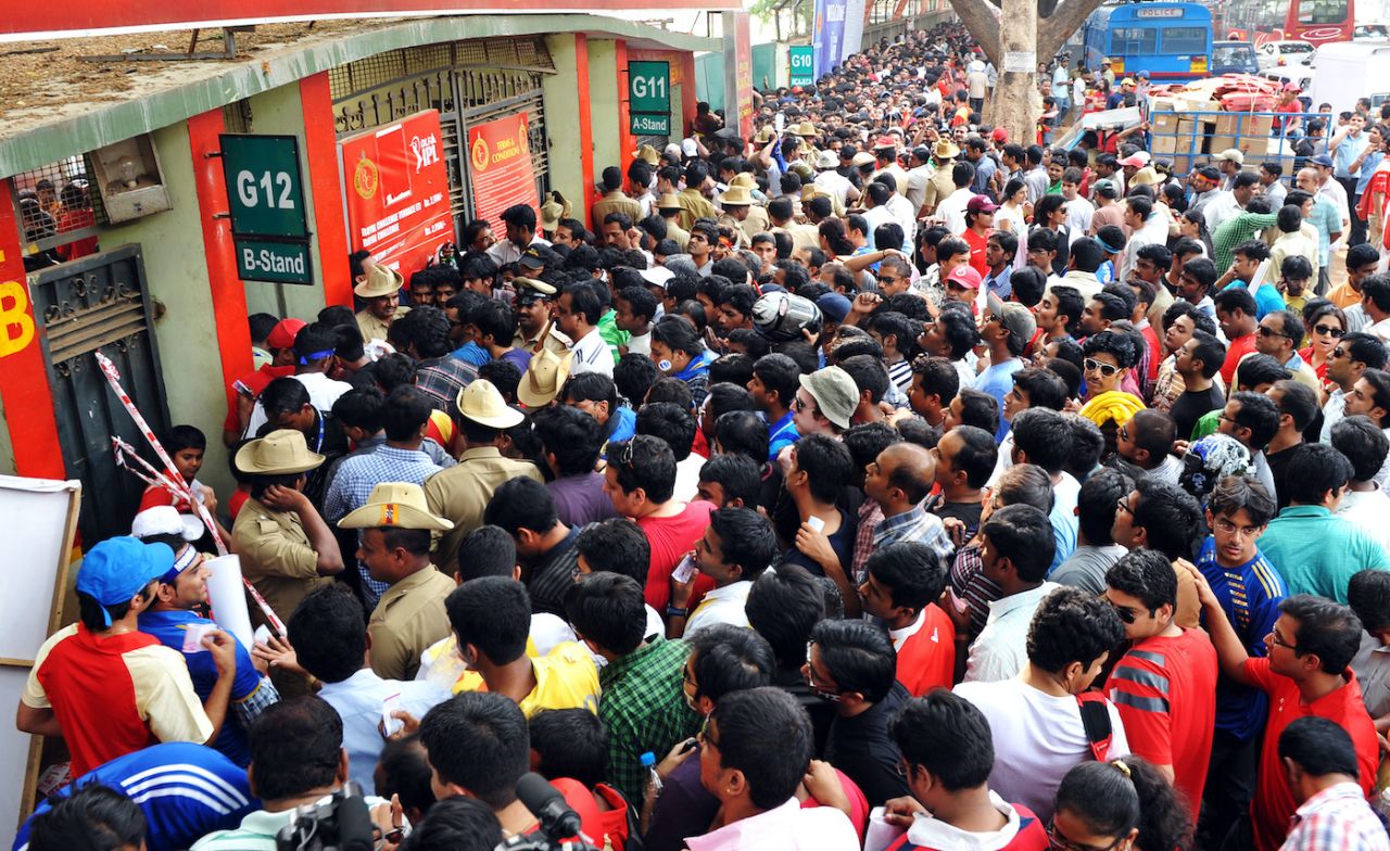 Cricket fans rush Gate 12 at Chinnaswamy stadium, Royal Challengers Bangalore vs Mumbai Indians, IPL 2010, Bengaluru, April 17, 2010
