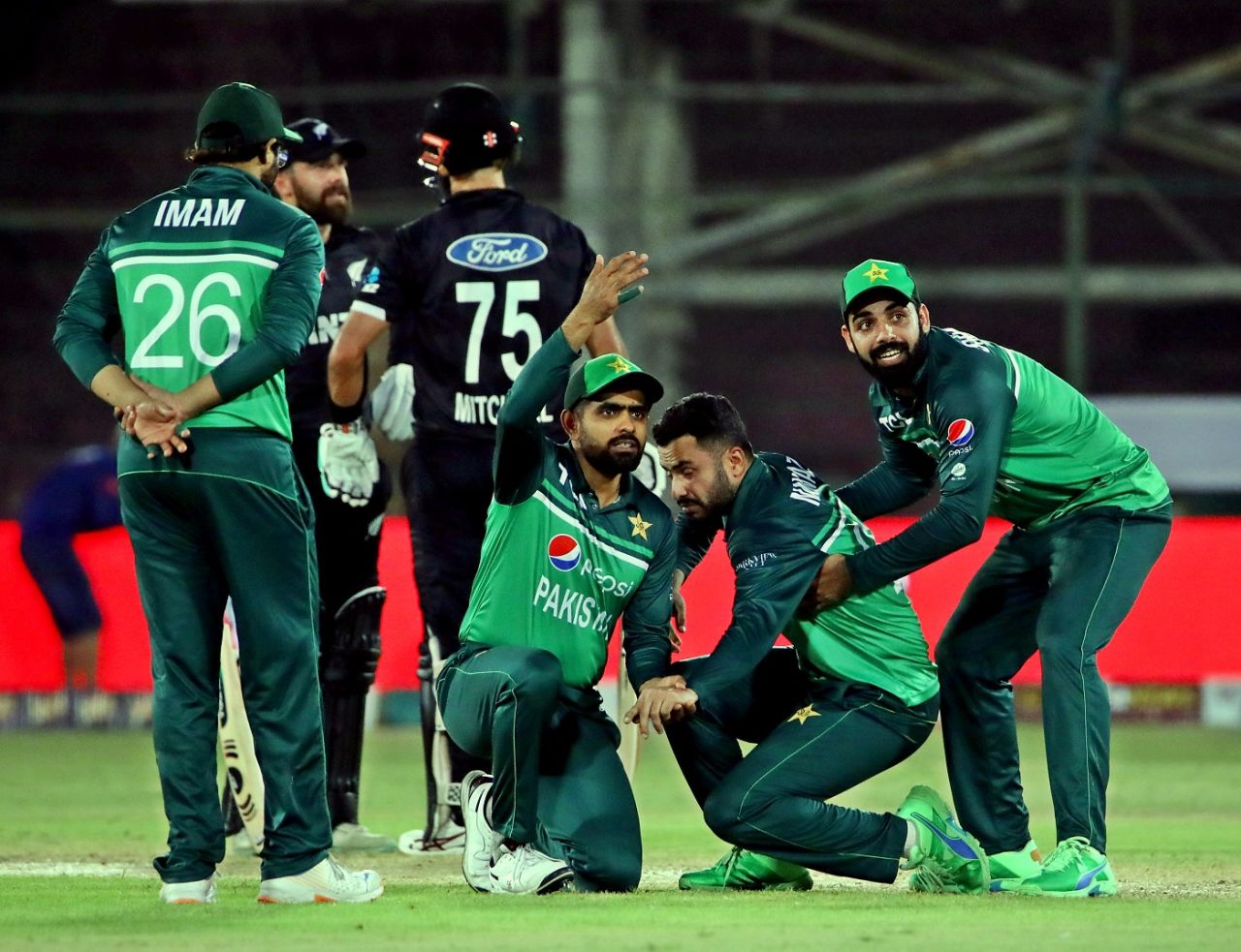 Mohammad Nawaz had to go off after sustaining a blow to his finger, Pakistan vs New Zealand, 3rd ODI, Karachi, May 03 2023