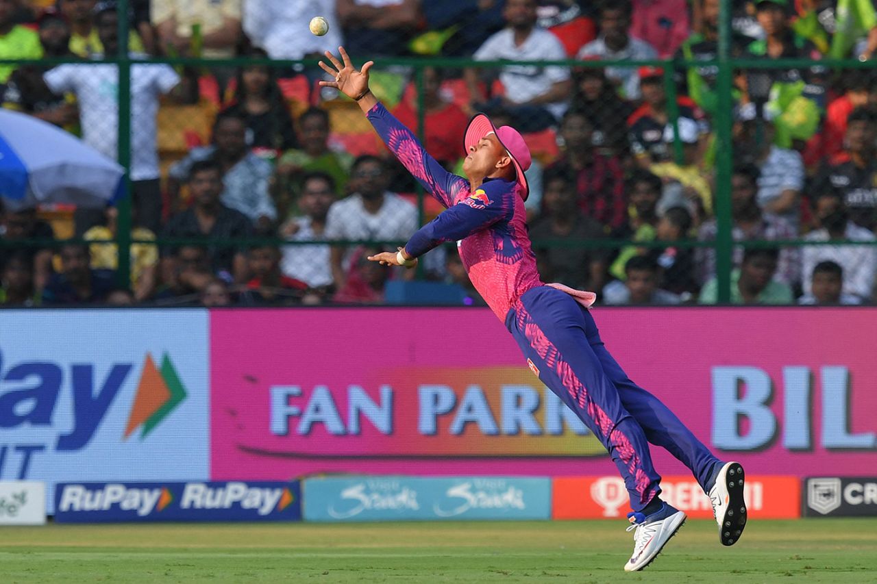 Yashasvi Jaiswal stretches to attempt a catch, Mumbai Indians vs Rajasthan Royals, IPL 2023, Mumbai, April 30, 2023