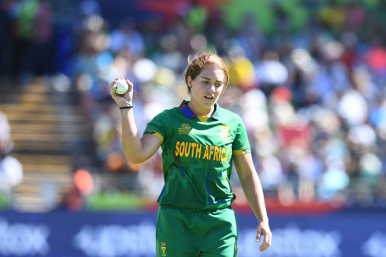 Nadine De Klerk prepares to deliver a ball, T20 Women's World Cup final, South Africa vs Australia, Cape Town, February 26, 2023