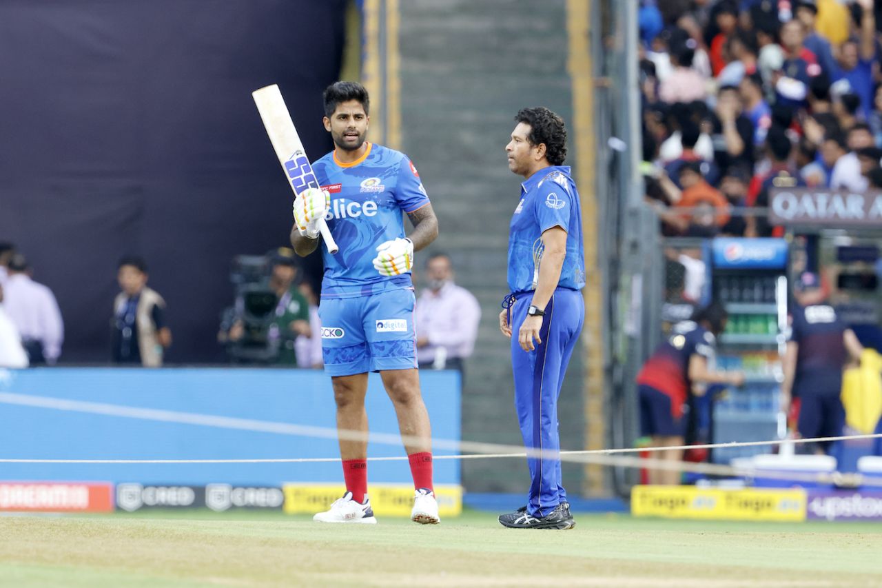 Suryakumar Yadav and Sachin Tendulkar have a chat before the game, Mumbai Indians vs Royal Challengers Bangalore, IPL 2023, Mumbai, May 9, 2023