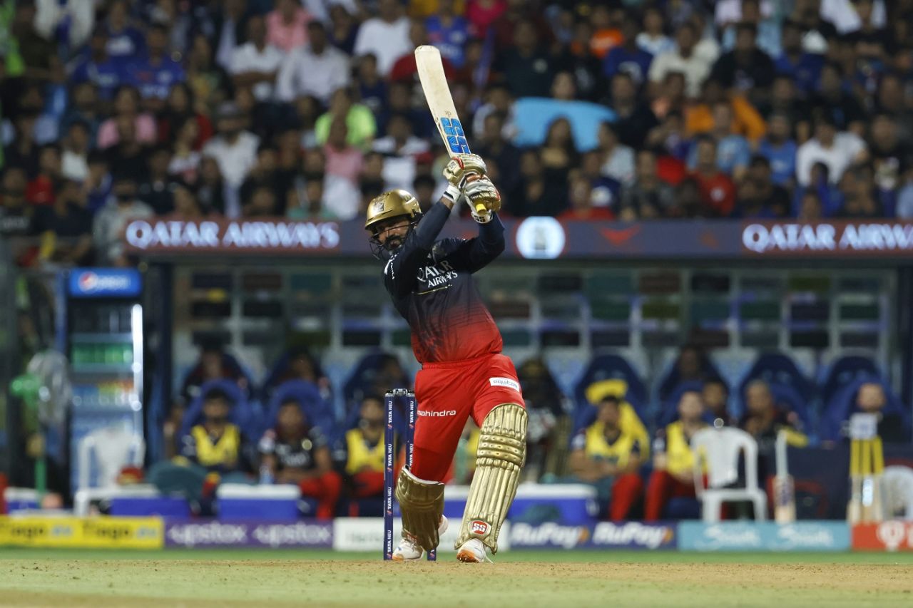 Dinesh Karthik flays the ball over extra cover, Mumbai Indians vs Royal Challengers Bangalore, IPL 2023, Mumbai, May 9, 2023
