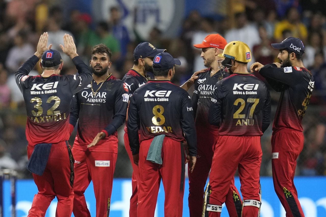 Wanindu Hasaranga is mobbed by his team-mates, Mumbai Indians vs Royal Challengers Bangalore, IPL 2023, Mumbai, May 9, 2023