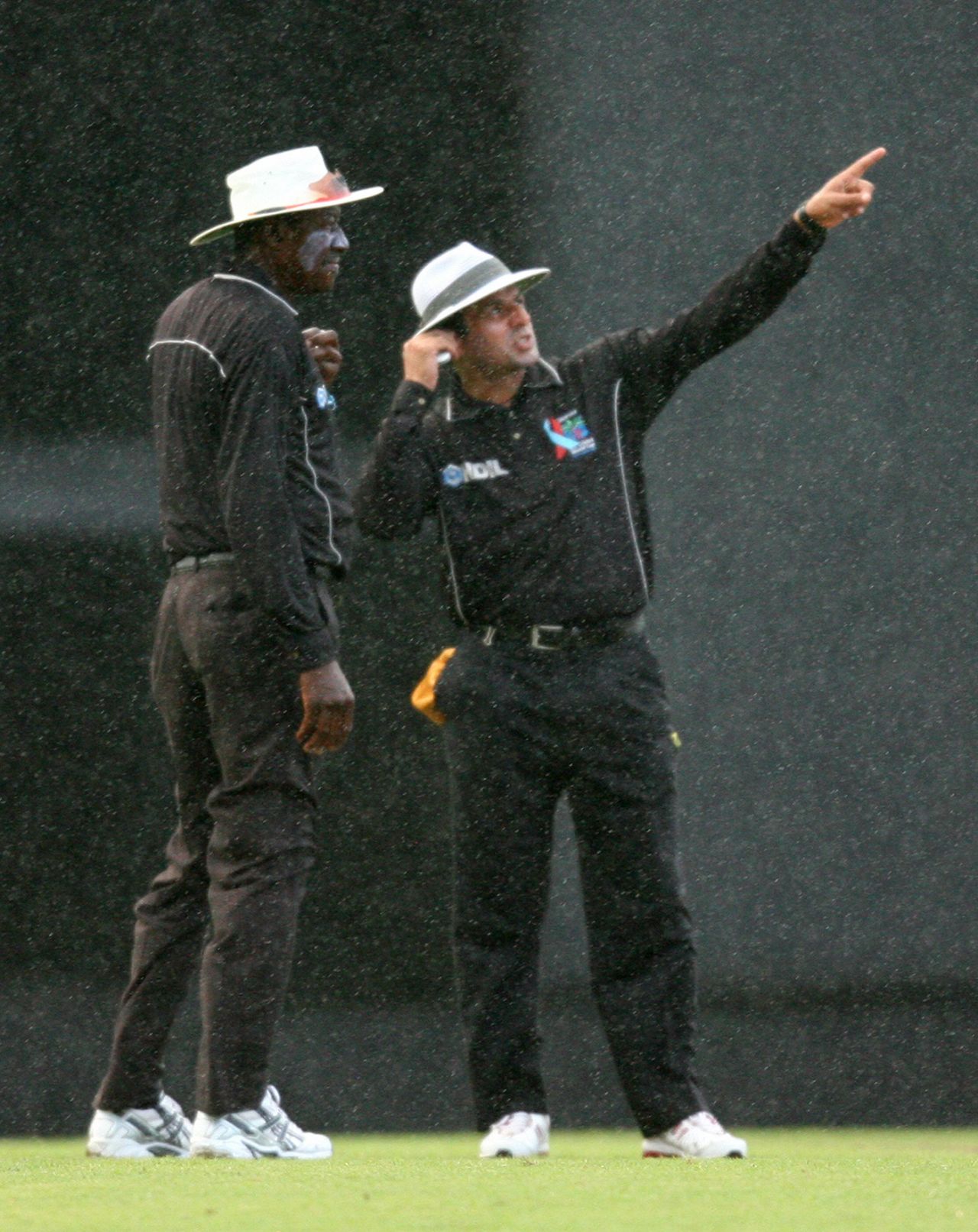 Steve Bucknor and Aleem Dar discuss the weather, Australia v Sri Lanka, World Cup final, Barbados, April 28, 2007